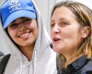 加拿大外交部長Chrystia Freeland(右)親自在機場迎接沙特阿拉伯少女Rahaf Mohammed Al-Qunun