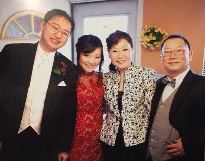 2011年兒媳結婚時合照，同證主恩作者（右二）及丈夫（右一）及兒子和兒媳