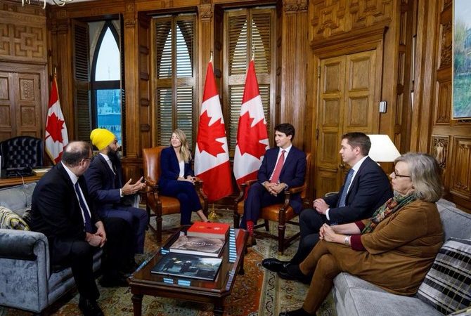 加拿大聯邦政黨領袖難得共處一室！