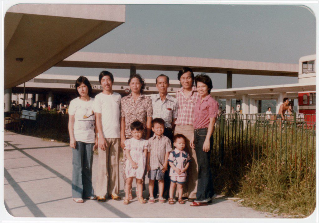 作者（右1）與養父母全家在香港難民營外面