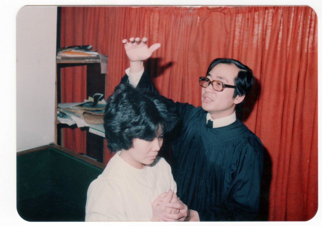 1981年的聖誕節接受洗禮加入教會 