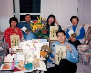 鄭先生於2002年受浸後與家人合照